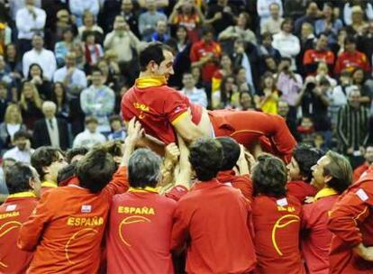 El equipo español de Copa Davis mantea al seleccionador, Albert Costa, tras el triunfo en el partido de dobles.