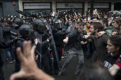 Policiais antidistúrbios retiraram à força votantes de vários colégios em Barcelona.