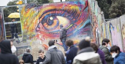 Un artista participante de Ús Barcelona realizando su obra.