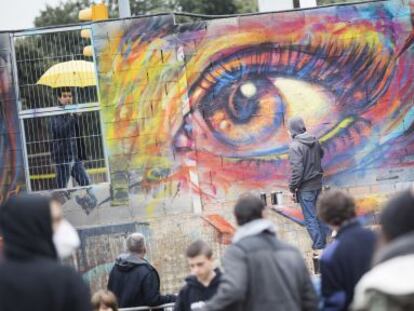 Un artista participante de &Uacute;s Barcelona realizando su obra.