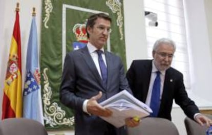 El presidente de la Xunta, Alberto Núñez Feijóo (c), junto al presidente de la comisión que investiga la gestión y evolución de las antiguas cajas de ahorro, Miguel Santalices. EFE/Archivo