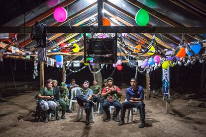 Miembros del frente 59 de las FARC miran televisión en su campamento en La Guajira. Ver televisión solo dos horas al día, ha sido una de las nuevas actividades a las que están expuestos los miembros de las FARC en su tránsito a la desmovilización.