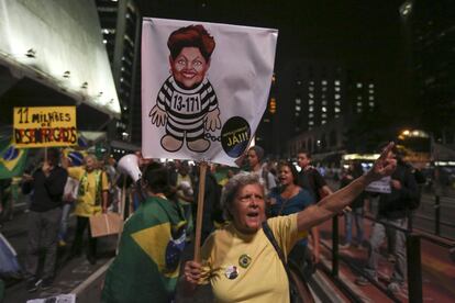 Manifestantes contrários ao Governo Dilma protestam em frente à sede da FIESP, na avenida Paulista, onde um grupo mantém um acampamento.