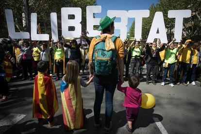 Un grupo de manifestantes sostiene letras con la palabra