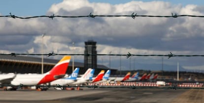 Varios aviones de Iberia y Air Europa, estacionados en el aeropuerto de Barajas.