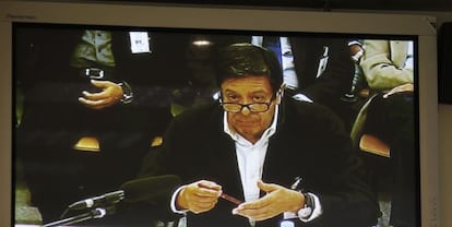 El exsecretario de Caja Madrid Enrique de la Torre, el primero en definir las pol&eacute;micas tarjetas de la entidad como &quot;black&quot; a efectos fiscales y hombre clave en la causa, en una imagen del monitor de la sala de prensa de la Audiencia Nacional en San Fernando de Henares, durante su declaraci&oacute;n hoy en la octava sesi&oacute;n del juicio por las tarjetas opacas de Caja Madrid. De la Torre ha negado que fuera &eacute;l el que daba a los consejeros instrucciones sobre las tarjetas &quot;opacas&quot; de la entidad, ya que todos ellos estaban de sobra cualificados para saber lo que era una tarjeta de representaci&oacute;n. EFE/Javier Liz&oacute;n