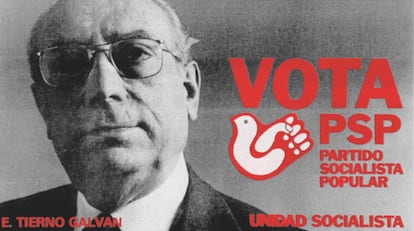 Enrique Tierno Galván se presentó a las primeras elecciones de la democracia al frente del Partido Socialista Popular, que acabaría integrado dentro del PSOE. La presencia del exalcalde de Madrid (1979-86) domina la escena, que resume algunas de las condiciones básicas que todo planificador de campañas debe tener en cuenta: un nombre, una idea, un formato simple y un color. En definitiva, la máxima sencillez para verlo, entenderlo y recordar el mensaje en tres segundos. Si no, el cartel no es efectivo y la idea se pierde por el camino.