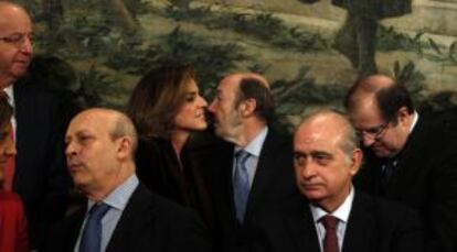 La alcaldesa de Madrid, Ana Botella, saluda al secretario general del PSOE, Alfredo Pérez Rubalcaba, durante el acto de celebración de la Constitución.