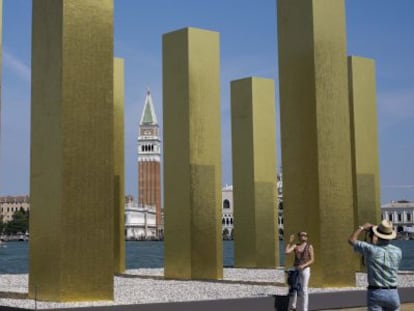 'El cielo sobre nueve columnas' del artista alemán Heinz Mack.