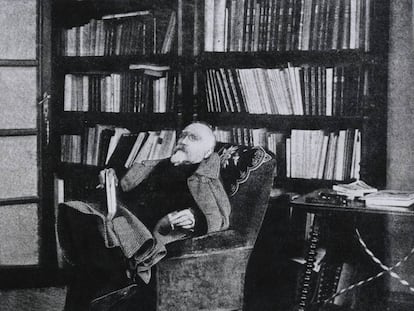 Echegaray, sentado en una biblioteca en una fotograf&iacute;a sin datar.
