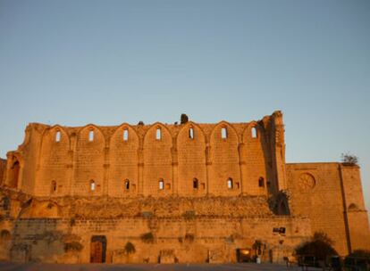 El monasterio arruinado en Bellapais, un pueblecito al norte de Chipre