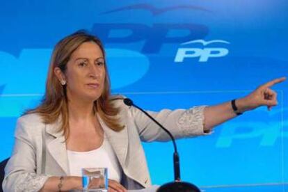 Ana Pastor se dirige a los periodistas ayer en la sede del Partido Popular en Madrid.