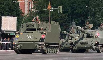 Un TOA, en primer término, durante un desfile militar con motivo del Día de la Hispanidad.