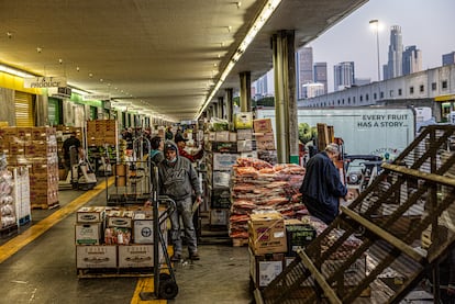 Imagen del mercado mayorista de frutas y verduras del centro de Los Ángeles, California.