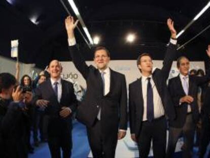 El presidente del PP y del Gobierno, Mariano Rajoy (c-izda), junto al candidato a la presidencia de la Xunta de Galicia, Alberto Núñez Feijoo (c-dcha), durante el mítin de cierre de campaña que ha tenido lugar en la Estacion Marítima de Vigo.