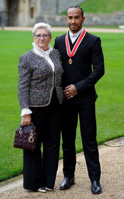 Lewis Hamilton junto a su madre, Carmen Larbalestier, posando en el castillo de Windsor, el 15 de diciembre de 2021.