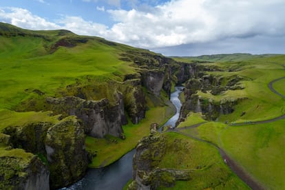 En 2015, Justin Bieber rodó en Fjadrargljufur, un impresionante cañón del sur de Islandia su videoclip para el álbum 'I’ll show you', haciendo que este rincón perdido en un remoto fiordo de la isla se pusiera de moda. Tanto, que se tuvo que restringir el acceso. El lugar merece la visita: sus rocosas y resbaladizas paredes, cubiertas de hierba y musgo, tienen una caída de 100 metros hasta el abismo. Al fondo de este corre el río Fjaðrá, cuyas aguas se alimentan de los glaciares y de las cascadas que se precipitan al vacío. El camino va siguiendo el borde superior de la garganta y ofrece unas vistas increíbles de esta sima tremenda.