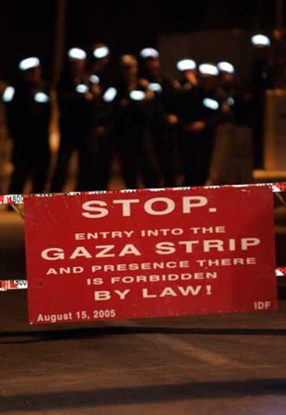 Cartel colocado en una barrera por la policía israelí que prohíbe el paso a la franja de Gaza.