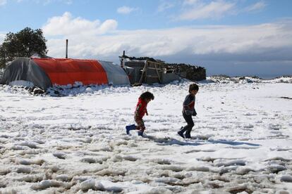 Unos niños juegan en la nieve en el campo de desplazados de Quneitra (Siria), el pasado mes de enero.