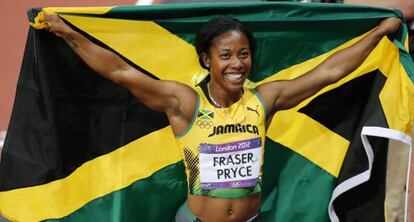 Fraser-Pryce celebra su oro en los 100m.