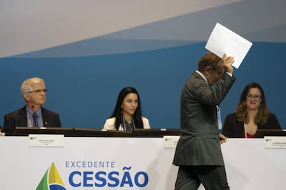 Un representante de Petrobras con el sobre de su oferta este miércoles en Río.