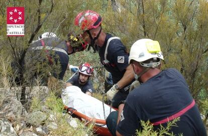 Los bomberos recuperan el cadáver de Víctor Cabedo.