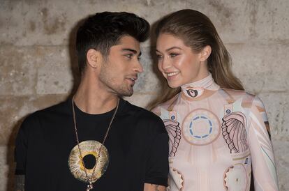 Gigi Hadid y Zayn Malik. La pareja atraviesa uno de sus momentos más dulces tras dar a luz a su primera hija hace unos días, pero no siempre su relación ha sido una balsa de aceite. La supermodelo y el que fuese integrante de los One Direction estuvieron saliendo juntos entre 2016 y 2018 y tanto las redes sociales como los paparazzis fueron testigos de sus buenos y malos momentos. Los rumores de que él le ha sido infiel también han planeado sobre la pareja, pero a día de hoy se muestran más consolidados y unidos que nunca.