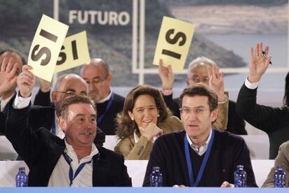 Feijóo, junto al vicepresidente del partido, Xosé Manuel Barreiro, durante una votación en el congreso clausurado ayer en Lugo.