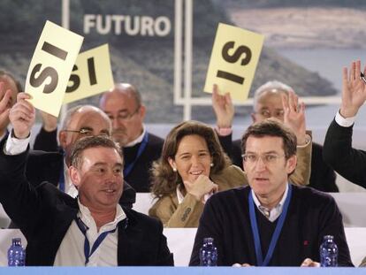 Feij&oacute;o, junto al vicepresidente del partido, Xos&eacute; Manuel Barreiro, durante una votaci&oacute;n en el congreso clausurado ayer en Lugo. 