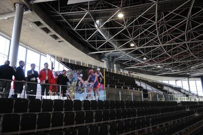 El Comit&eacute; Ol&iacute;mpico Internacional observa el recinto del Madrid Arena desde la parte superior del mismo. En el momento de la visita se estaba rodando la pel&iacute;cula &#039;Kamikace&#039;, una producci&oacute;n de Antena 3 en clave de comedia.