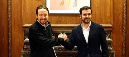 Pablo Iglesias y Alberto Garz&oacute;n, en el Congreso. 