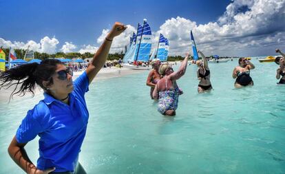 Una animadora trabaja con un grupo de turistas en un hotel de Varadero (Cuba).