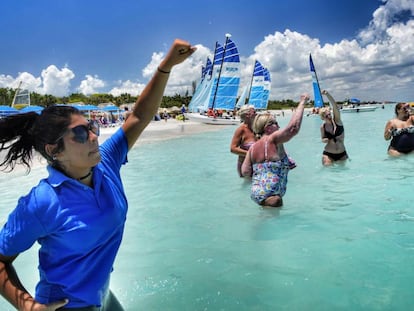 Una animadora trabaja con un grupo de turistas en un hotel de Varadero (Cuba).