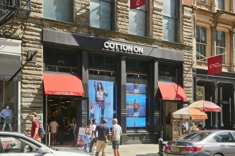 La tienda comprada por Punta Na, sociedad de Isak Andic, en el número 512 de Broadway, en Nueva York, en una imagen difundida por Cotton On.