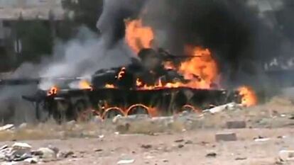 Una imagen de un vídeo en el que se ve un tanque sirio en llamas después de haber sido atacado por los rebeldes.