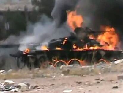 Una imagen de un vídeo en el que se ve un tanque sirio en llamas después de haber sido atacado por los rebeldes.