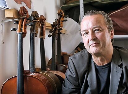 Lukas Pairom es el director del Musik Fund de Bélgica. Su empuje supone recoger instrumentos musicales por toda Europa para llevarlos a zonas de conflictos bélicos enquistados, como África o Palestina.