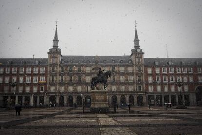 La plaza Mayor durante la jornada de nieve en Madrid, el 5 de febreri de 2018.