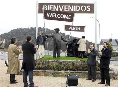 Pepe Isbert saluda desde hoy a los visitantes de la localidad madrileña donde se rodó el filme.