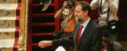 Mariano Rajoy, de camino hacia su escaño en el mismo pleno.