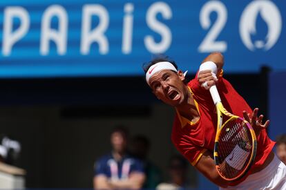 El español Rafa Nadal devuelve la bola al serbio Novak Djokovic durante el partido celebrado en el marco de los Juegos Olímpicos de París, este lunes.