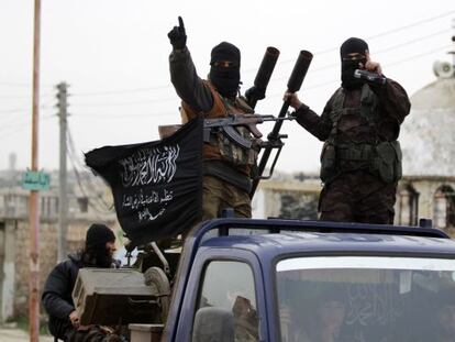 Miembros de Al Qaeda patrullan por la ciudad siria de Idlib en diciembre pasado.