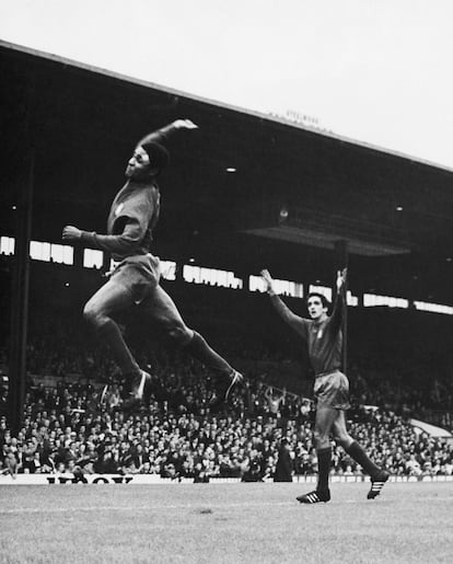 Eusébio comemora um gol de Portugal ante a Bulgária