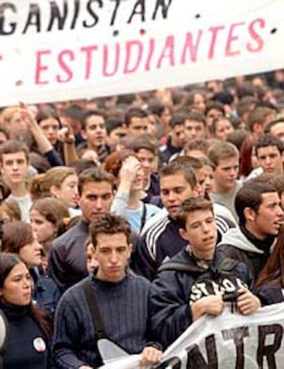 Estudiantes de institutos públicos protestan en Madrid contra las reformas educativas del Gobierno.