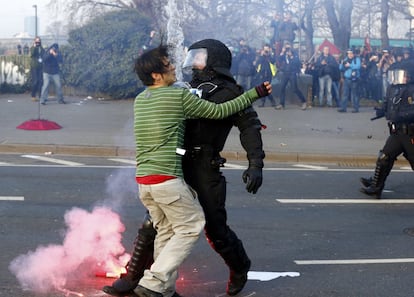 La portaveu de la Policia de Frankfurt, Claudia Rogalski, ha descrit els manifestants com una multitud "agressiva".