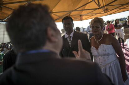 Deoclides e Valdineide se casam em tenta improvisada no Lixão da Estrutural nesta quinta-feira.