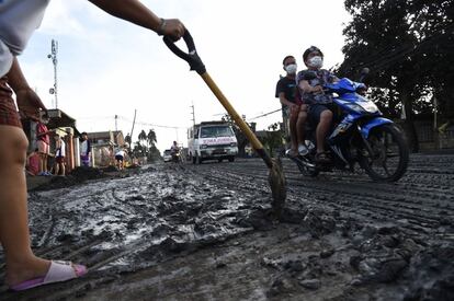 Un residente usa una pala para limpiar el lodo y las cenizas arrojadas por el volcán Taal en la ciudad de Tanauan, provincia de Batangas, al sur de Manila, el 13 de enero.