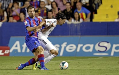 Khedira disputa el balón con Ivanschitz