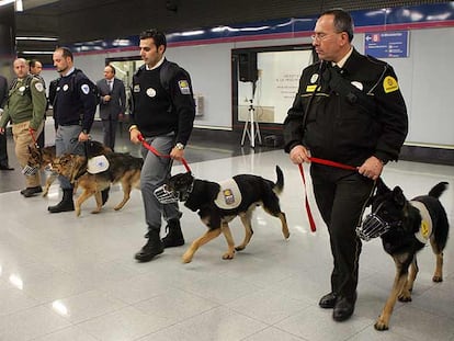 Vigilantes de cuatro empresas del metro en la presentación de la unidad canina. El de la derecha lleva el uniforme de Prosegur.
Esta información ha sido elaborada con la colaboración de <b>Rebeca Carranco</b>, <b>Daniel Verdú</b> y <b>Elena G. Sevillano</b>.