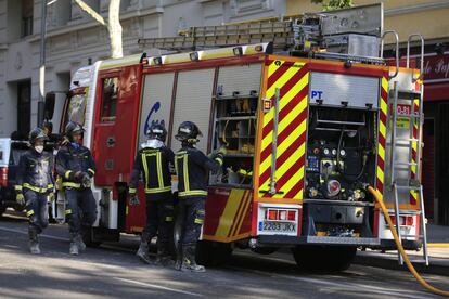 Un coche de los coches de bomberos que trabaja en las tareas.